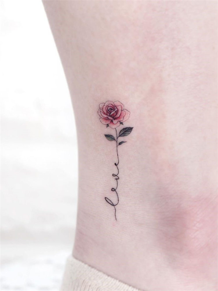 To give you some rose tattoos inspiration, we have found 30 simple and small rose tattoo ideas for women. If you are looking for tiny tattoos which are suitable for you, you can browse our website from time to time. #rosetattoos #smalltattoos #womentattoos #tinytattoos