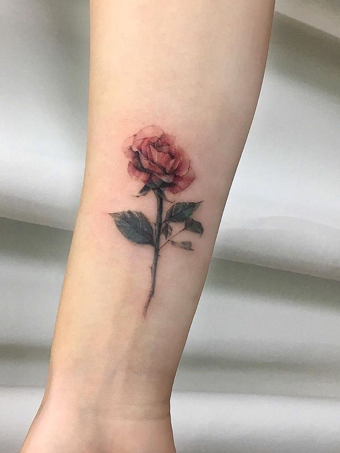 To give you some rose tattoos inspiration, we have found 30 simple and small rose tattoo ideas for women. If you are looking for tiny tattoos which are suitable for you, you can browse our website from time to time. #rosetattoos #smalltattoos #womentattoos #tinytattoos