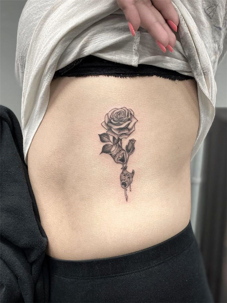 To give you some rose tattoos inspiration, we have found 30 simple and small rose tattoo ideas for women. If you are looking for tiny tattoos which are suitable for you, you can browse our website from time to time. #rosetattoos #smalltattoos #womentattoos #tinytattoos