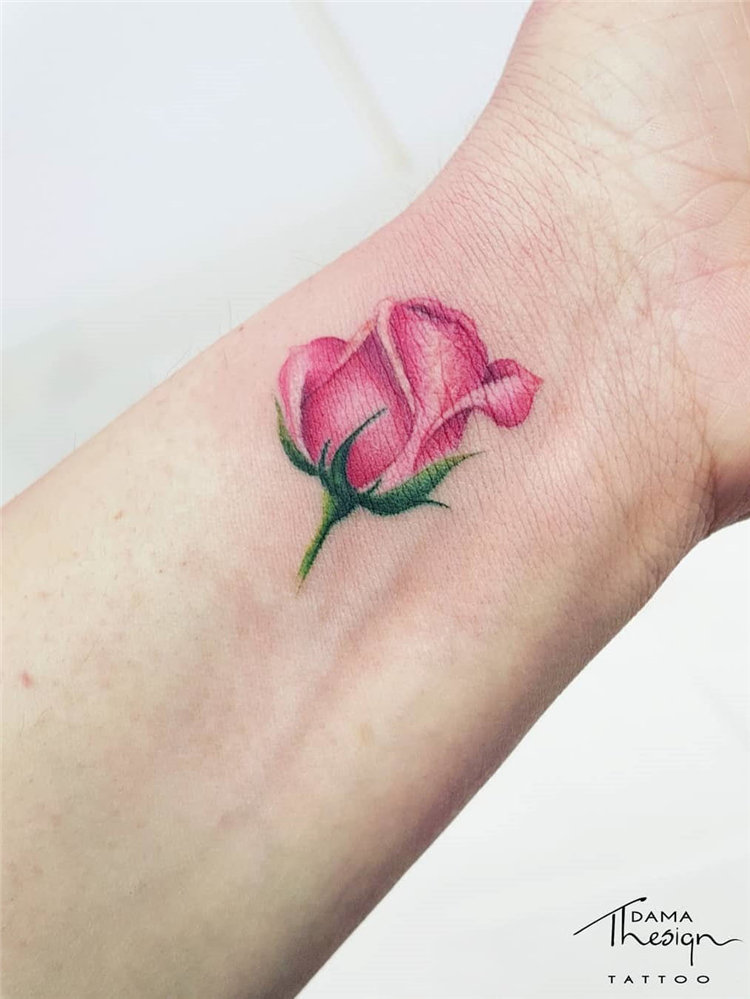 To give you some rose tattoos inspiration, we have found 30 simple and small rose tattoo ideas for women. If you are looking for tiny tattoos which are suitable for you, you can browse our website from time to time. #rosetattoos #smalltattoos #womentattoos #tinytattoos