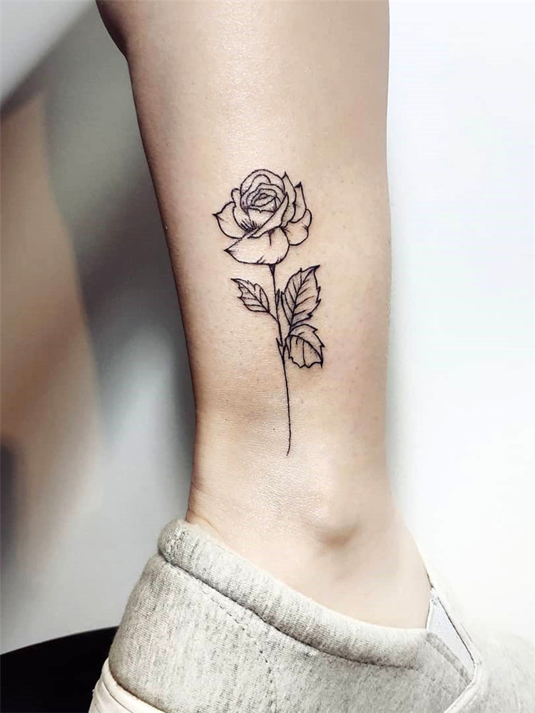 To give you some rose tattoos inspiration, we have found 30 simple and small rose tattoo ideas for women. If you are looking for tiny tattoos which are suitable for you, you can browse our website from time to time. #rosetattoos #smalltattoos #womentattoos #tinytattoos