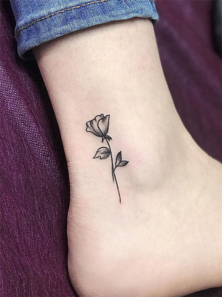 To give you some rose tattoos inspiration, we have found 30 simple and small rose tattoo ideas for women. If you are looking for tiny tattoos which are suitable for you, you can browse our website from time to time. #rosetattoos #smalltattoos #womentattoos #tinytattoos