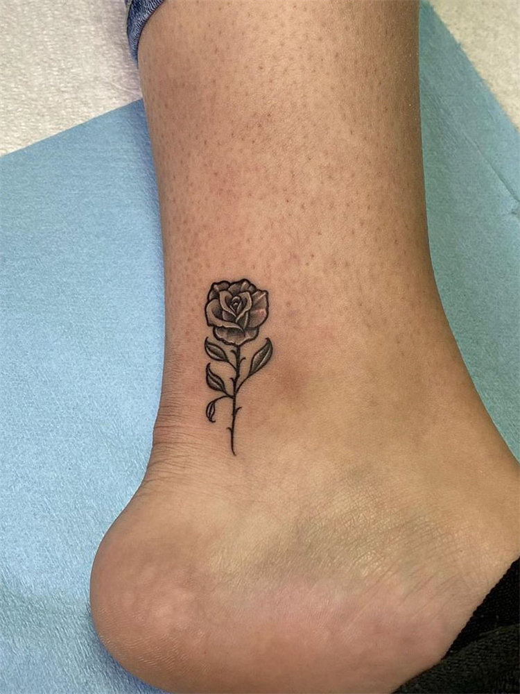 To give you some rose tattoos inspiration, we have found 30 simple and small rose tattoo ideas for women. If you are looking for tiny tattoos which are suitable for you, you can browse our website from time to time. #rosetattoos #smalltattoos #womentattoos #tinytattoos