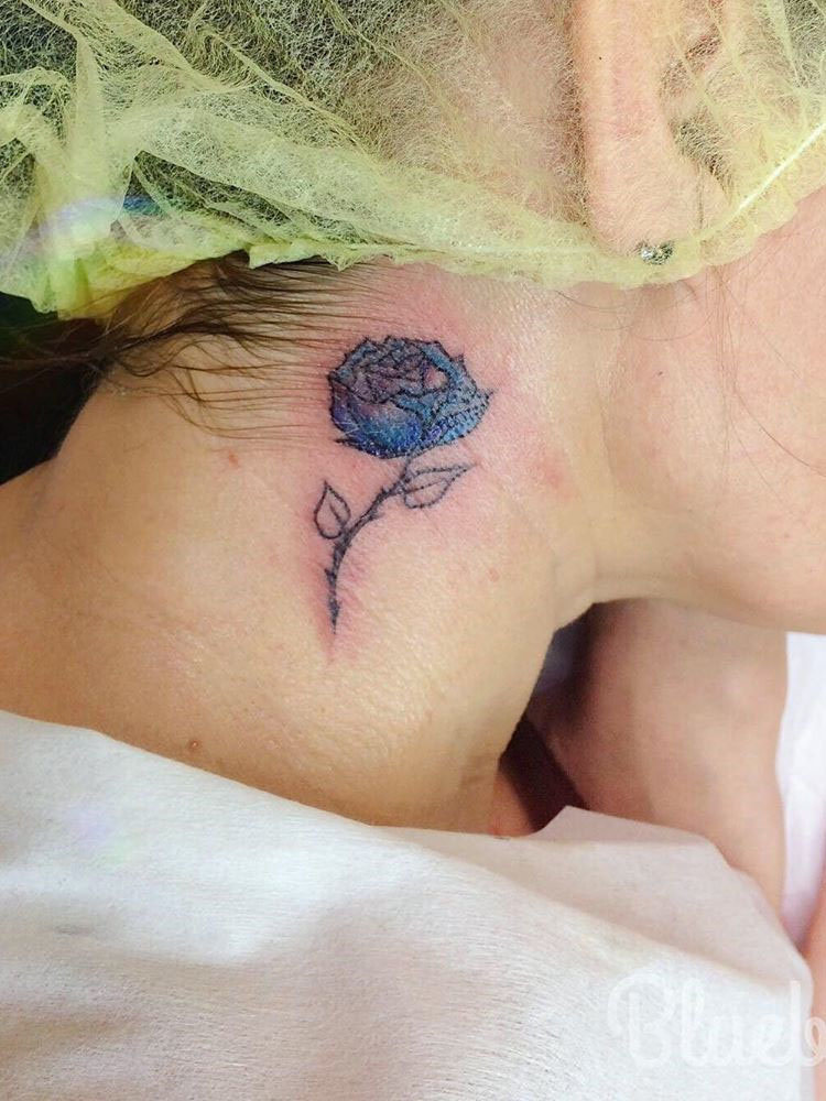 To give you some rose tattoos inspiration, we have found 30 simple and small rose tattoo ideas for women. If you are looking for tiny tattoos which are suitable for you, you can browse our website from time to time. #rosetattoos #smalltattoos #womentattoos #tinytattoos