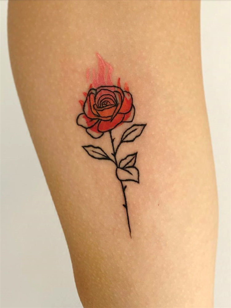 To give you some rose tattoos inspiration, we have found 30 simple and small rose tattoo ideas for women. If you are looking for tiny tattoos which are suitable for you, you can browse our website from time to time. #rosetattoos #smalltattoos #womentattoos #tinytattoos