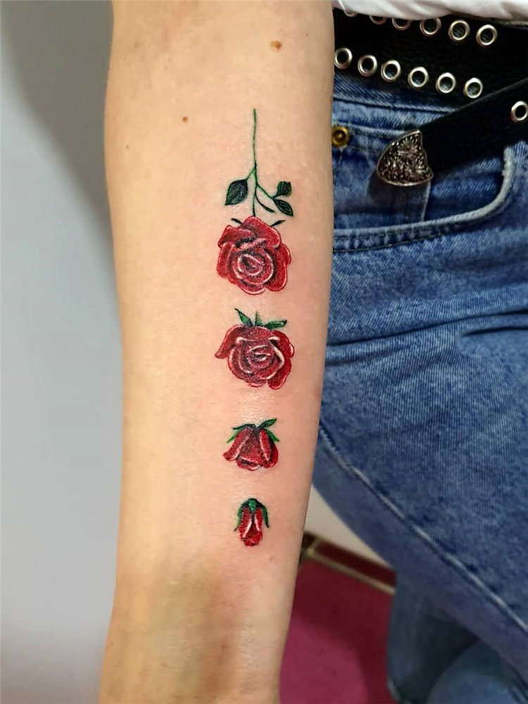 To give you some rose tattoos inspiration, we have found 30 simple and small rose tattoo ideas for women. If you are looking for tiny tattoos which are suitable for you, you can browse our website from time to time. #rosetattoos #smalltattoos #womentattoos #tinytattoos