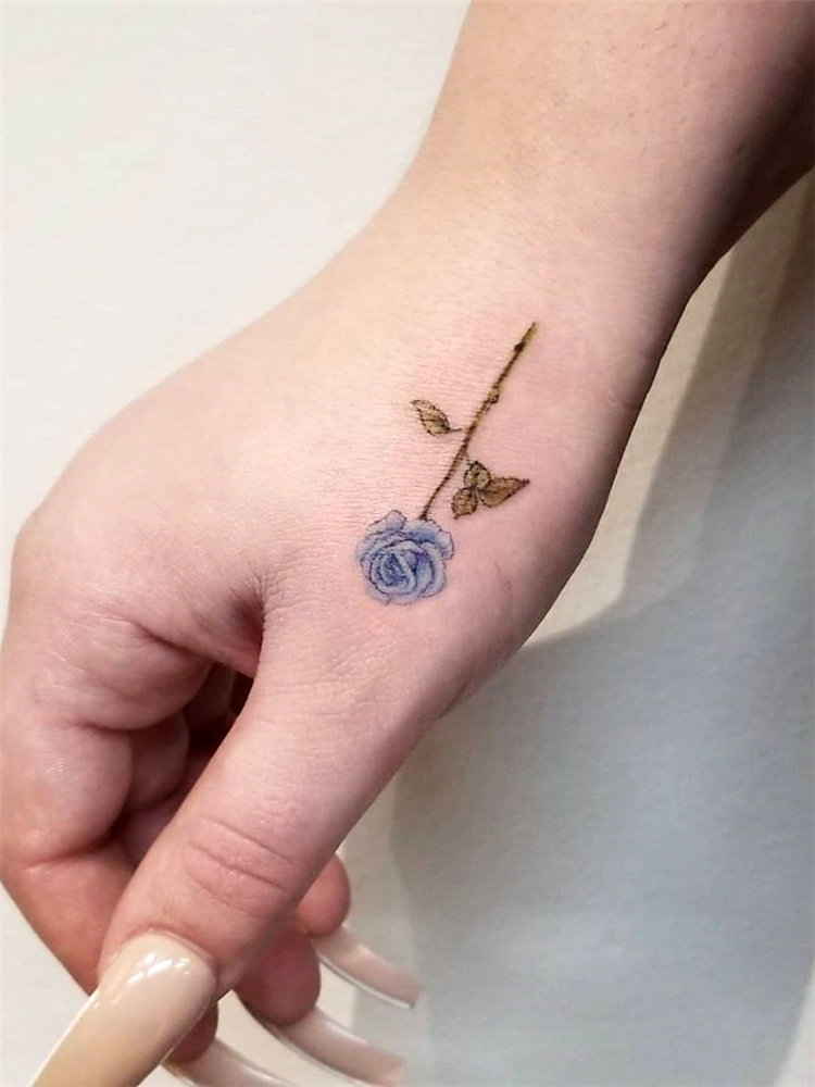 To give you some rose tattoos inspiration, we have found 30 simple and small rose tattoo ideas for women. If you are looking for tiny tattoos which are suitable for you, you can browse our website from time to time. #rosetattoos #smalltattoos #womentattoos #tinytattoos