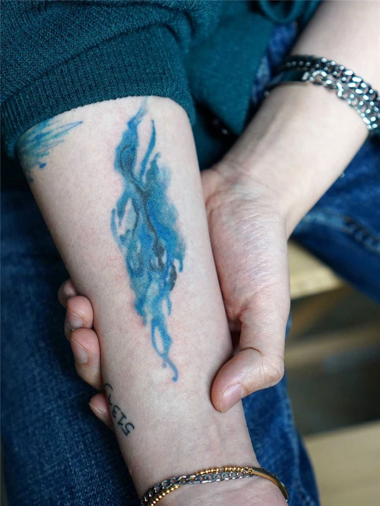 Watercolor tattoo ideas for women, include flower tattoo, butterfly tattoos, and lavender tattoo design and more. If you want to try watercolor tattoos, you can browse our website from time to time. #watercolortattoo #tattooideas #tattoodesigns